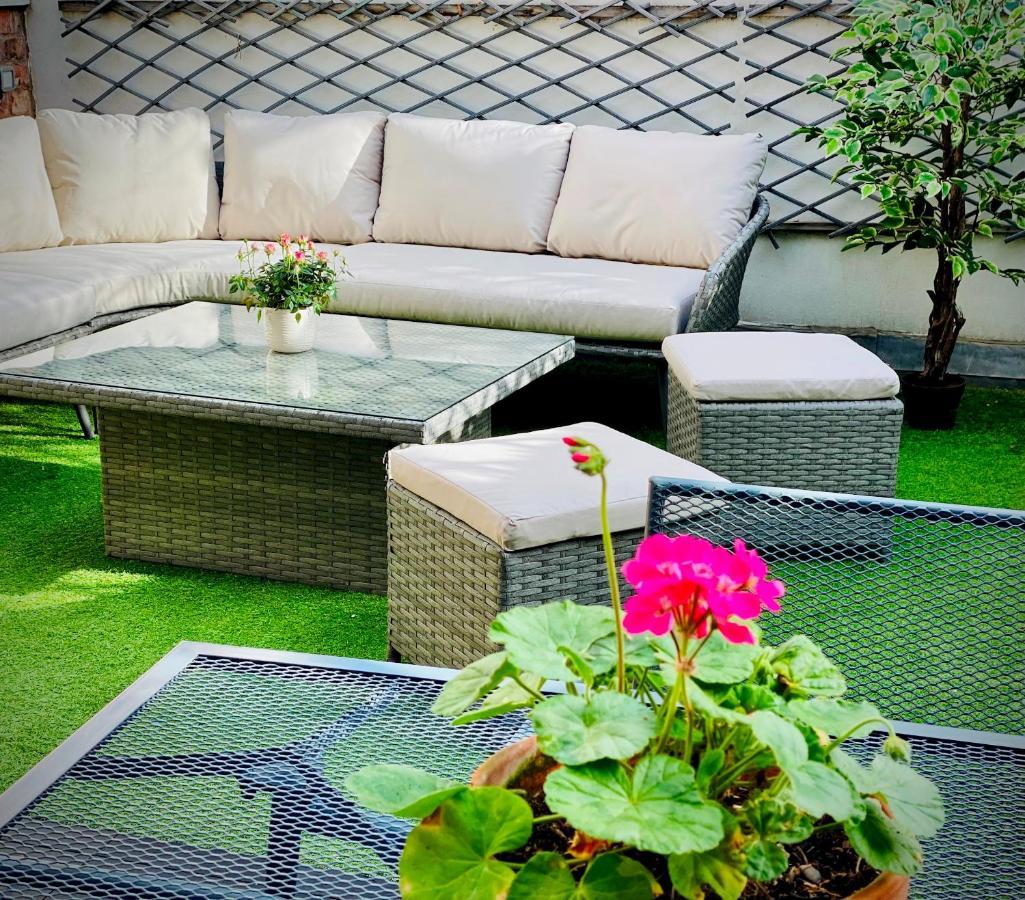 Pass The Keys Superbly Located Handsome Georgian Townhouse Шрусбъри Екстериор снимка