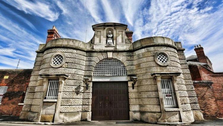 Pass The Keys Superbly Located Handsome Georgian Townhouse Шрусбъри Екстериор снимка